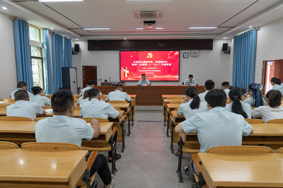 25/06/30我校召开党员会议